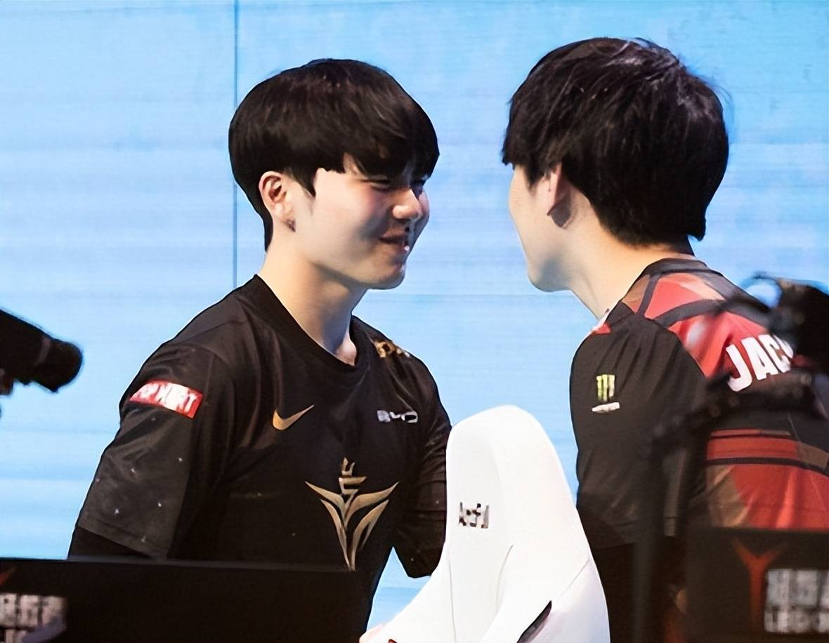 华体会官网-包含公牛引发争议！，Rookie官方宣布夺冠新规上演精彩一战的词条